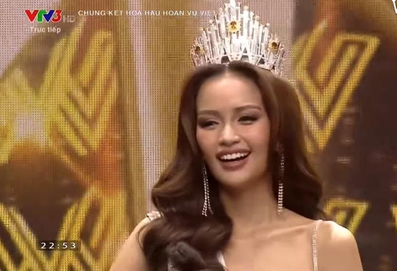 Ngọc Châu đăng quang Hoa hậu Hoàn vũ Việt Nam 2022-4