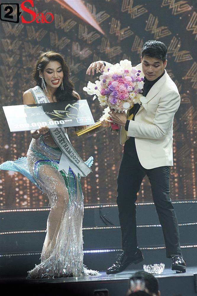 Lê Thảo Nhi đánh rơi vương miện Á hậu 1 Hoa hậu Hoàn vũ Việt Nam 2022-1