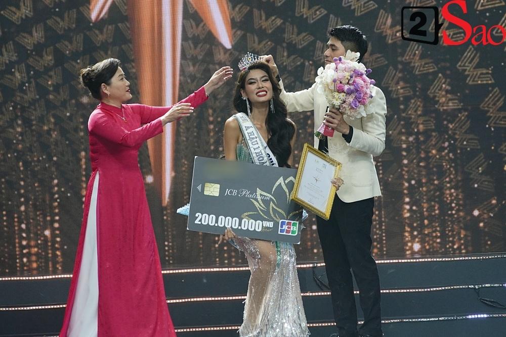 Lê Thảo Nhi đánh rơi vương miện Á hậu 1 Hoa hậu Hoàn vũ Việt Nam 2022-3