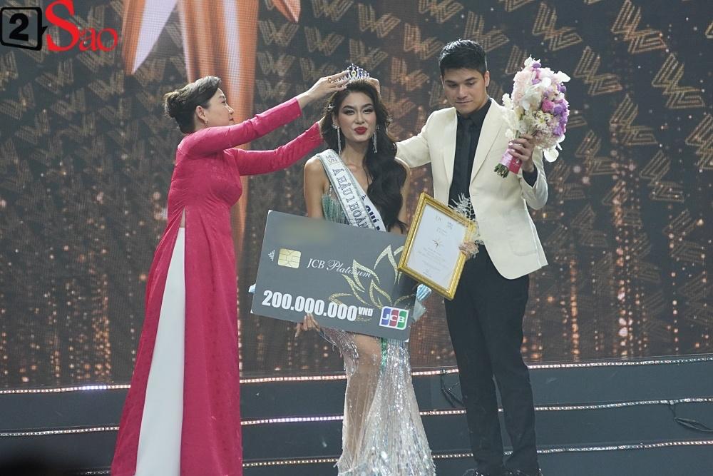 Lê Thảo Nhi đánh rơi vương miện Á hậu 1 Hoa hậu Hoàn vũ Việt Nam 2022-4