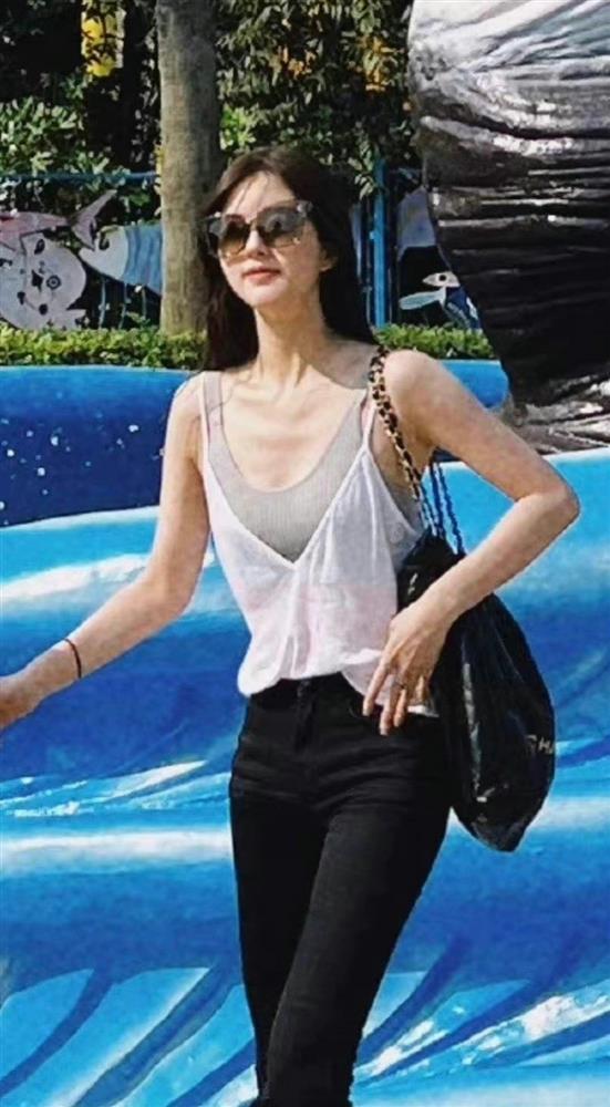 Thánh nữ xuyên không Triệu Lộ Tư gầy trơ xương ngực-3