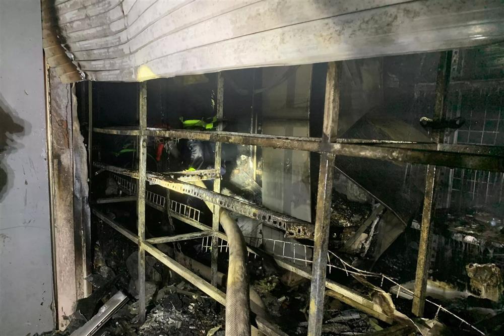Phá cửa căn nhà đang bốc cháy ở Hà Nội, cứu 4 người mắc kẹt-1