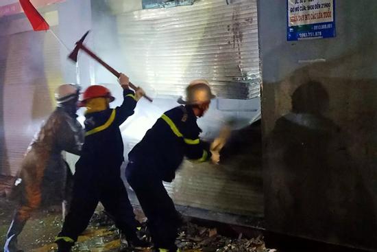 Phá cửa căn nhà đang bốc cháy ở Hà Nội, cứu 4 người mắc kẹt