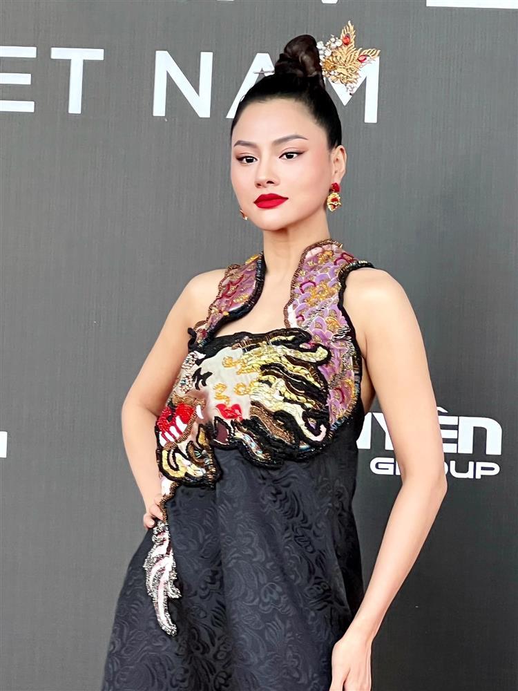 Hà Anh mặc phản cảm, 9 giám khảo còn lại ra sao?-10