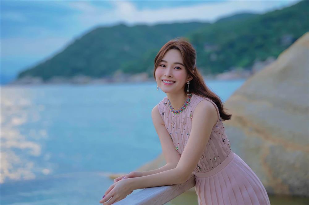 Tin showbiz Việt ngày 26/6: Minh Tiệp trao vương miện hoa hậu cho vợ-5