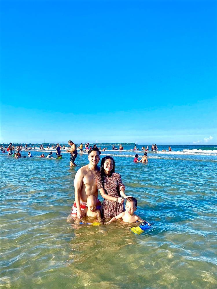 Tin showbiz Việt ngày 26/6: Minh Tiệp trao vương miện hoa hậu cho vợ-12