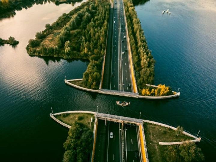 Vẻ đẹp siêu thực ở cây cầu nước, nơi tàu thuyền giao ô tô ảo diệu-2