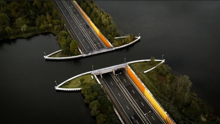 Vẻ đẹp siêu thực ở cây cầu nước, nơi tàu thuyền giao ô tô ảo diệu-7