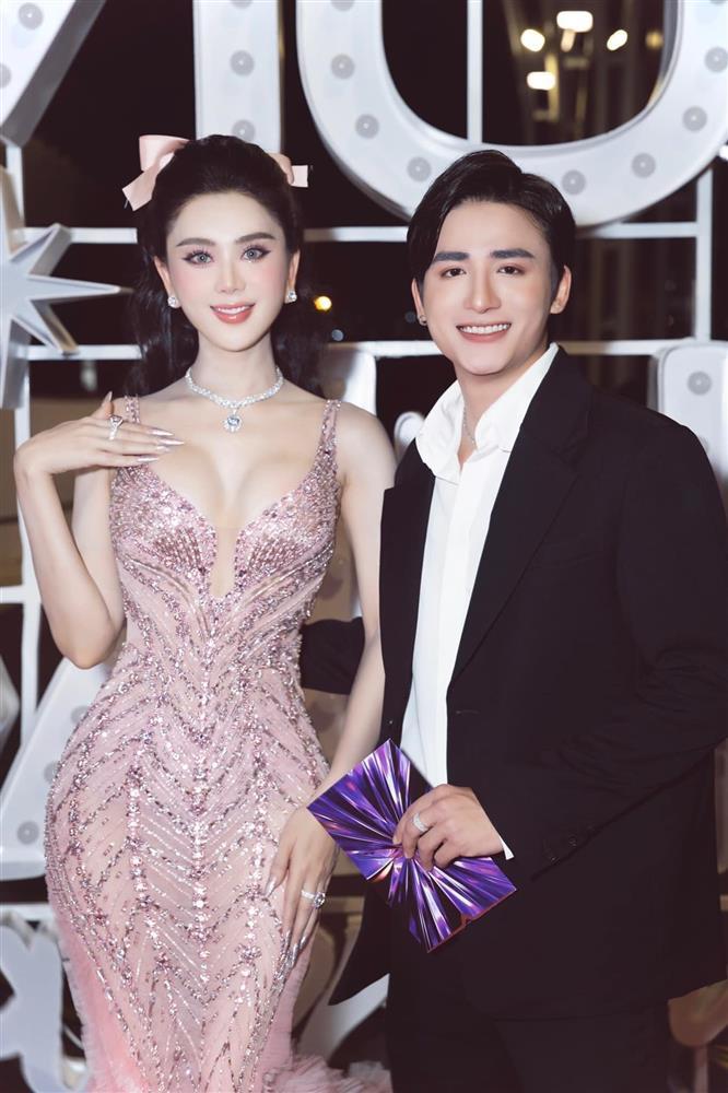 Hơn Đỗ Thị Hà 2 con giáp, Lâm Khánh Chi chẳng lép vế khi đụng độ-2