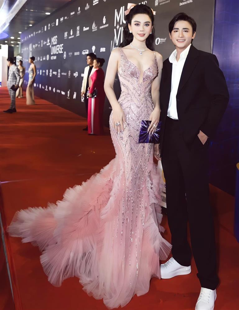 Hơn Đỗ Thị Hà 2 con giáp, Lâm Khánh Chi chẳng lép vế khi đụng độ-1