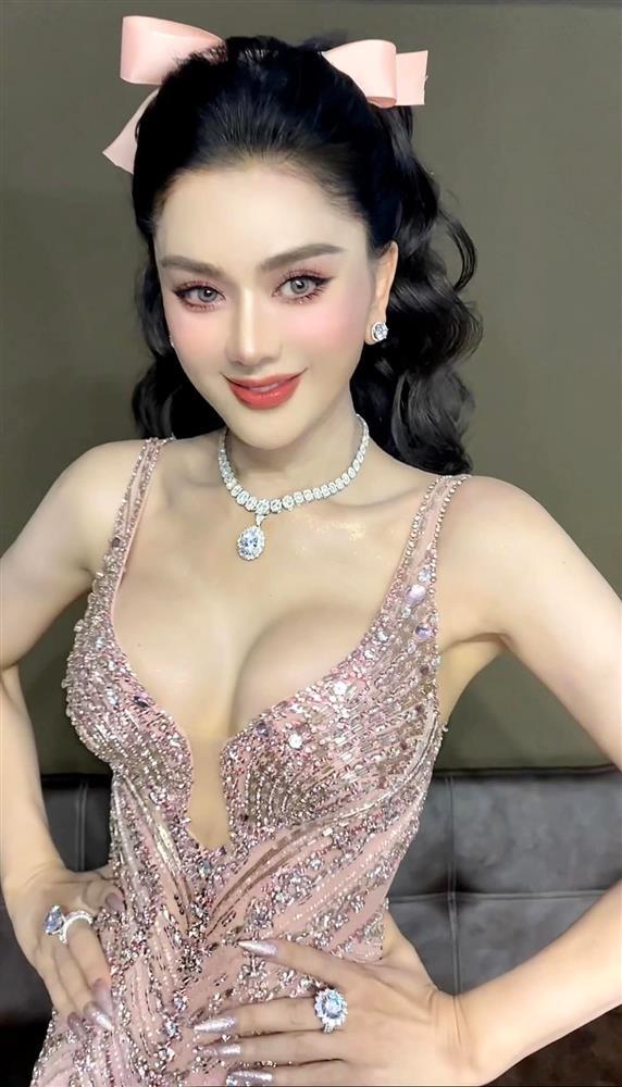 Thảm đỏ Lâm Khánh Chi: Ảnh tự đăng khác một trời bị chụp-8