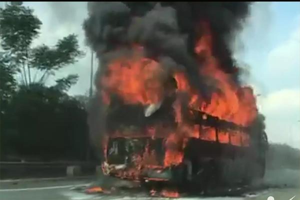 Xe giường nằm bốc cháy ngùn ngụt trên Đại lộ Thăng Long-2