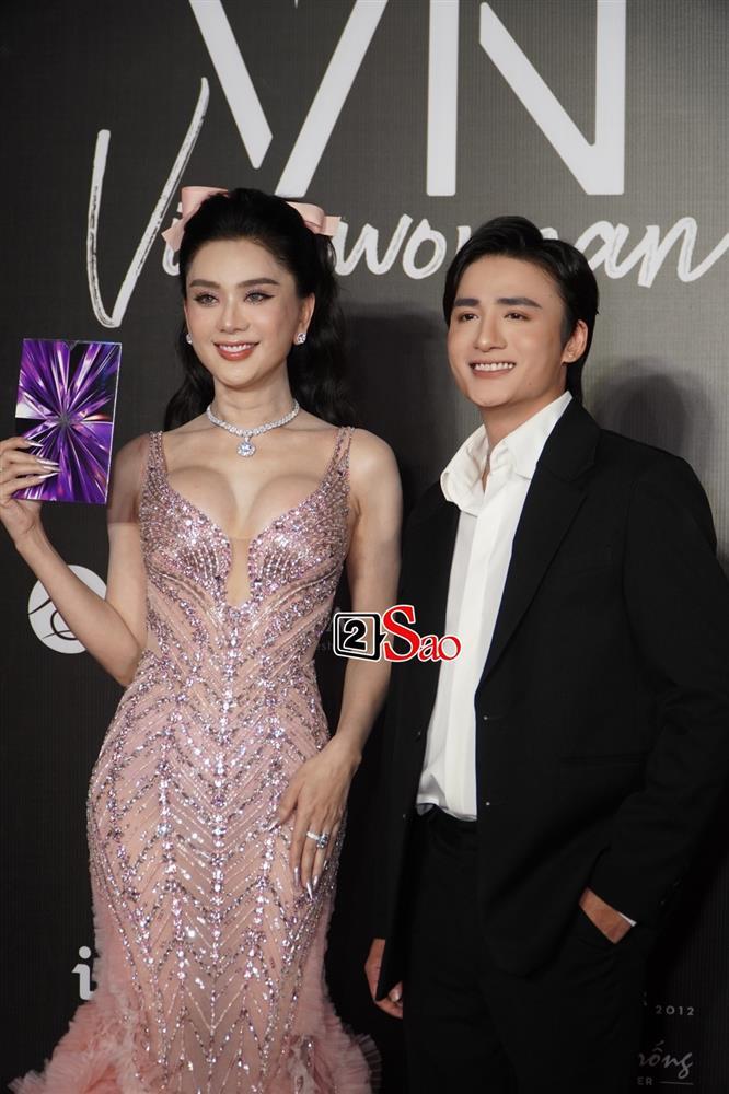 Thảm đỏ Lâm Khánh Chi: Ảnh tự đăng khác một trời bị chụp-15