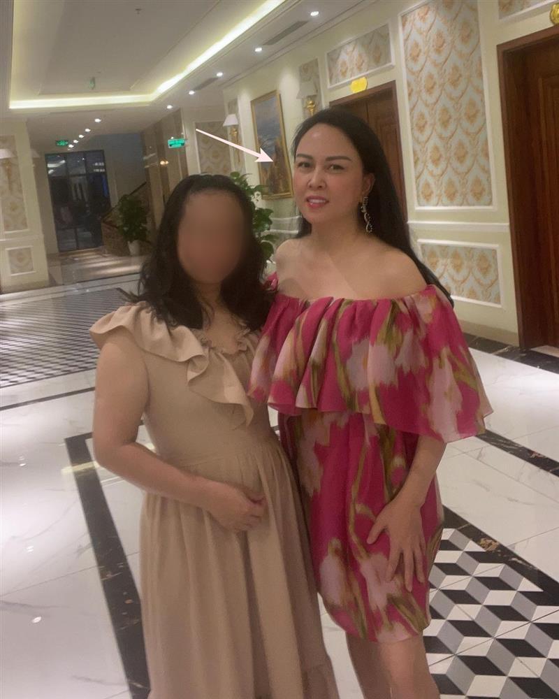 Phượng Chanel sửa ảnh lố đến mức méo mặt, cong cả tường-1