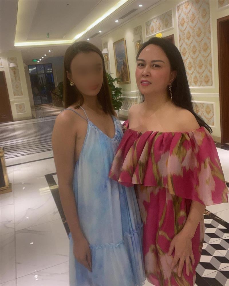 Phượng Chanel sửa ảnh lố đến mức méo mặt, cong cả tường-2