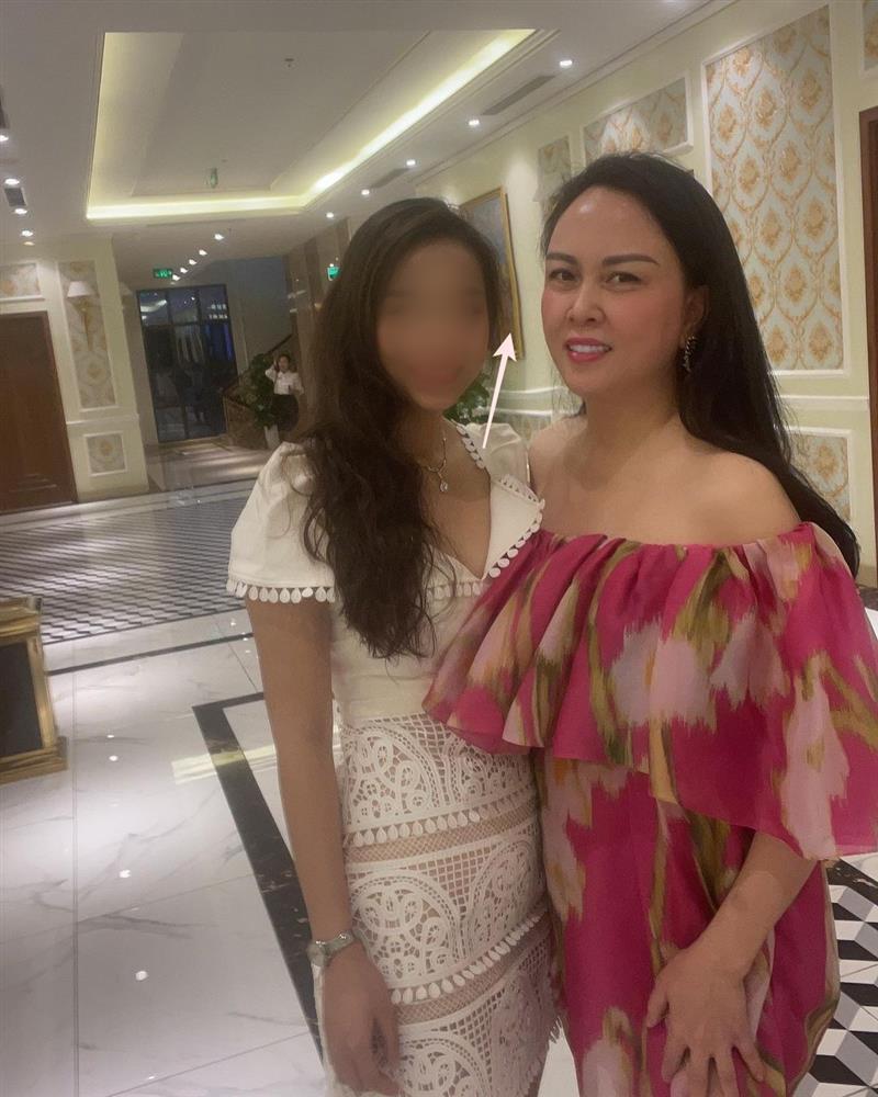 Phượng Chanel sửa ảnh lố đến mức méo mặt, cong cả tường-3