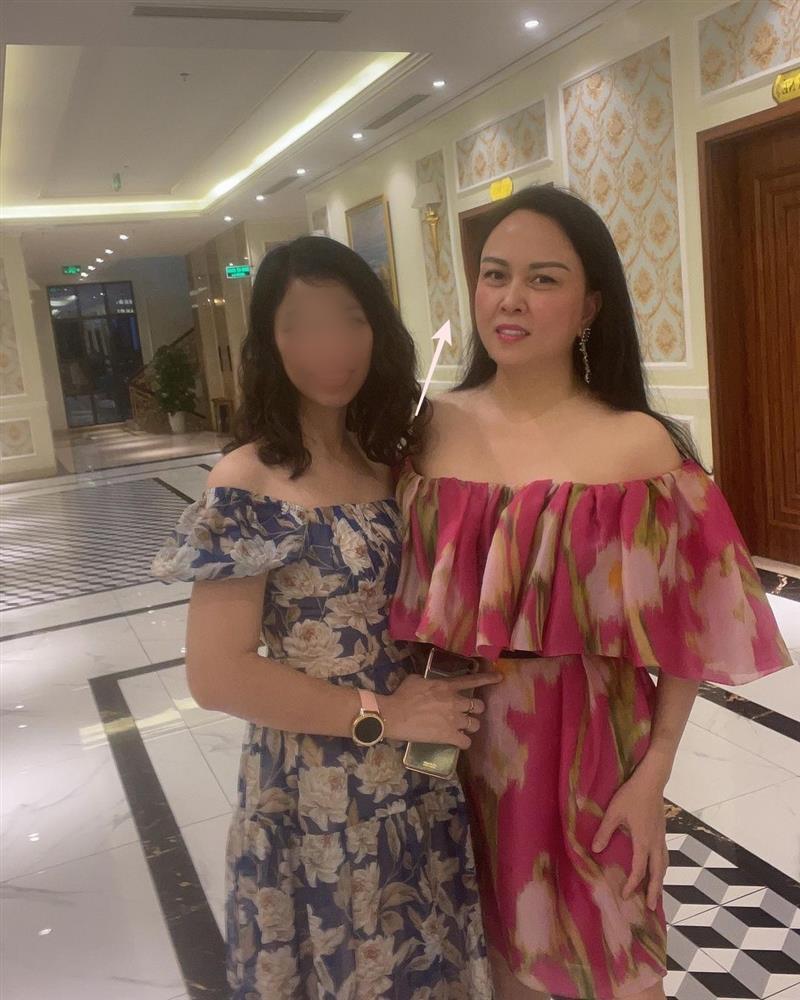 Phượng Chanel sửa ảnh lố đến mức méo mặt, cong cả tường-4