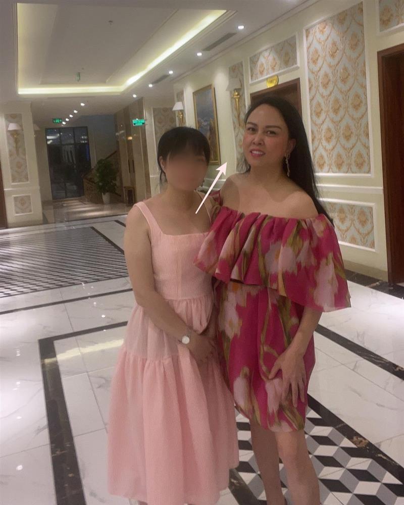 Phượng Chanel sửa ảnh lố đến mức méo mặt, cong cả tường-5