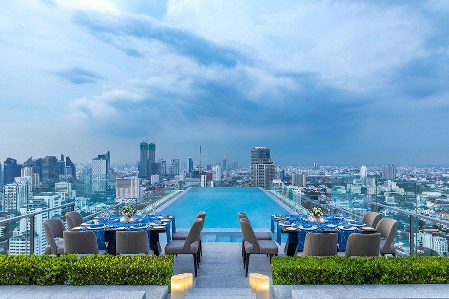 Khách sạn 137 Pillars (Bangkok, Thái Lan) là nơi có đến 2 hồ bơi sân thượng đẳng cấp. Hồ bơi cao nhất trên tầng 30 dành cho du khách đặt phòng suite, còn bể bơi vô cực trên tầng 27 dành cho mọi người. Dù ở bể bơi nào thì bạn cũng dễ dàng ngắm nhìn toàn cảnh thủ đô Thái Lan và đường chân trời đô thị phía xa.