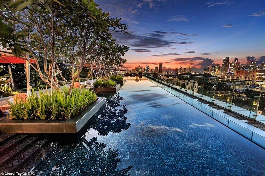 Khách sạn Jen Singapore Orchardgateway (tập đoàn khách sạn sang trọng Shangri-La) là nơi có hồ bơi sân thượng đẹp nhất Đông Nam Á. Đây là hồ bơi vô cực dài 45 m cho tầm nhìn bao quát trung tâm thành phố và đường chân trời phía xa. Tại đây bạn có thể quan sát cả cả Marina Bay Sands - nơi có một hồ bơi sân thượng đẳng cấp khác.