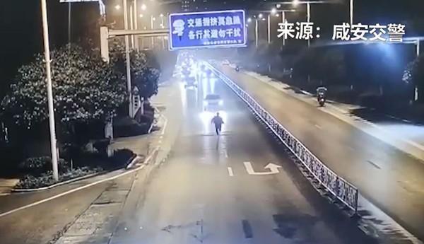 Cãi nhau với bạn gái, thanh niên kích động lao thẳng đầu vào ô tô-1