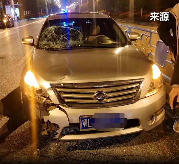 Cãi nhau với bạn gái, thanh niên kích động lao thẳng đầu vào ô tô-2