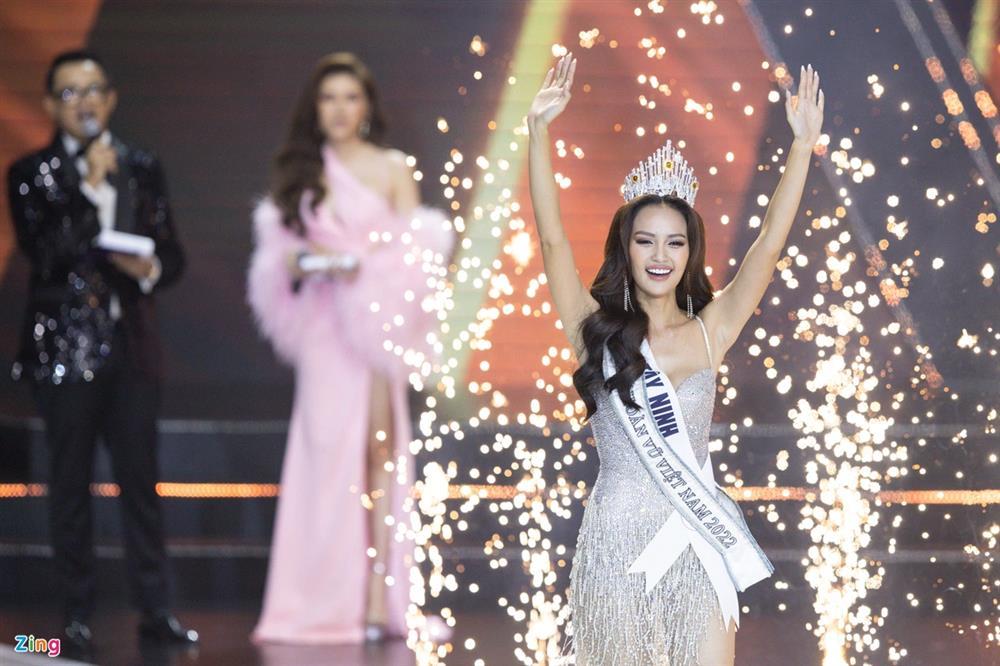 Vì sao Ngọc Châu đăng quang Hoa hậu Hoàn vũ Việt Nam ở tuổi 28?-3
