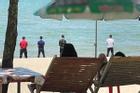 Dân mạng chỉ trích 4 người đàn ông hành vi xấu xí ở biển Cửa Lò