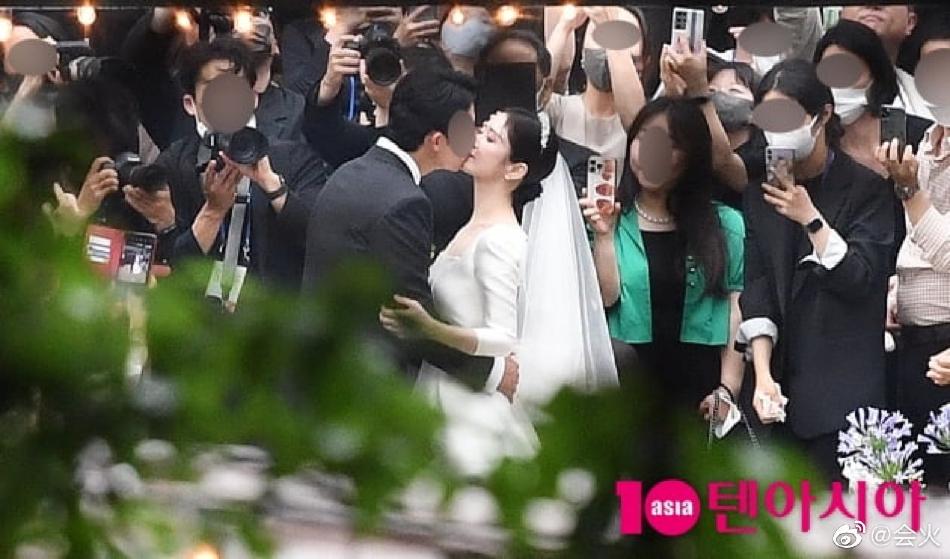 Jang Nara khóa môi chồng, nhảy từng bừng trong đám cưới-1