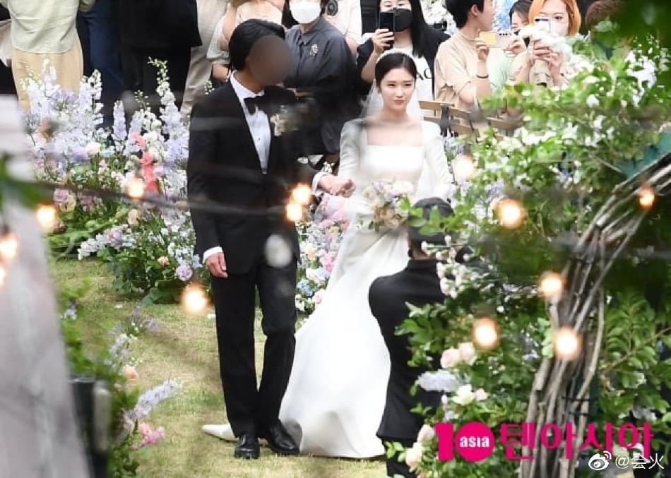 Jang Nara khóa môi chồng, nhảy từng bừng trong đám cưới-2