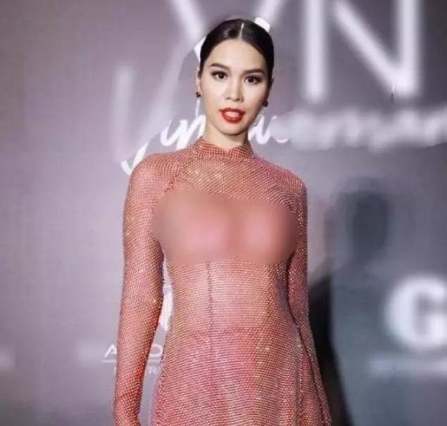 Hà Anh mặc áo dài xuyên thấu, lộ miếng dán ngực có bị phạt?-1