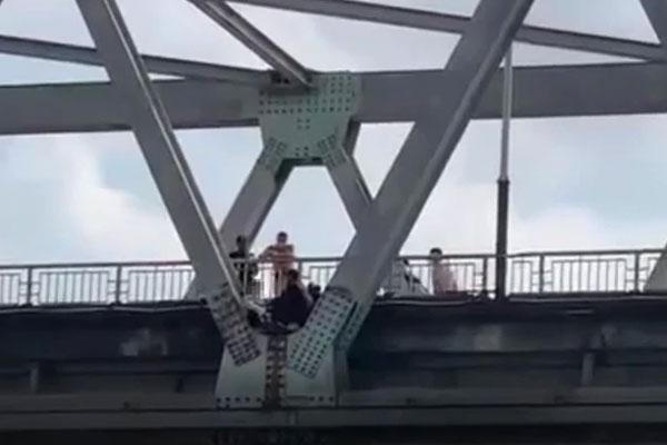 Mâu thuẫn tình cảm, cô gái lên cầu định tự tử-1