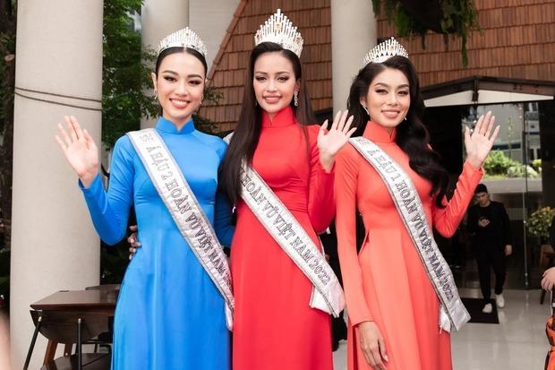 Thảo Nhi giữ chặt vương miện khi diễu hành sau sự cố chung kết-1