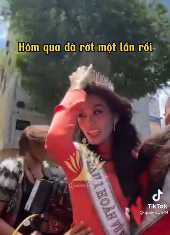 Thảo Nhi giữ chặt vương miện khi diễu hành sau sự cố chung kết-4