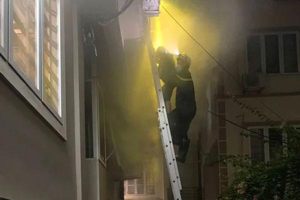 Nghẹt thở giải cứu người đàn ông đứng lan can chung cư la hét-3