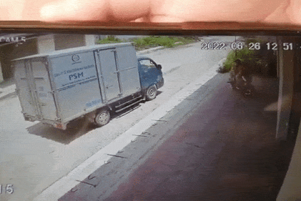 Clip: Kinh hoàng cô gái đi đòi nợ bị tài xế xe tải chém tới tấp-2