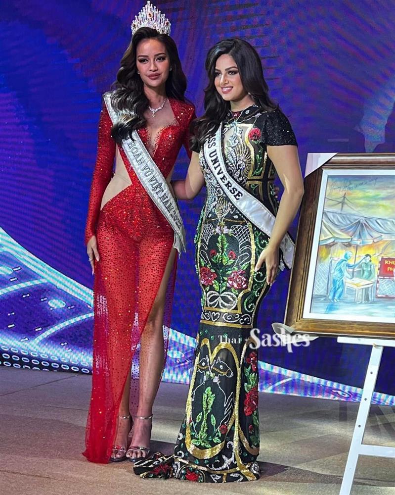Miss Universe 2021 hóa nấm lùn khi đọ dáng Top 3 Hoa hậu Hoàn vũ Việt Nam-1