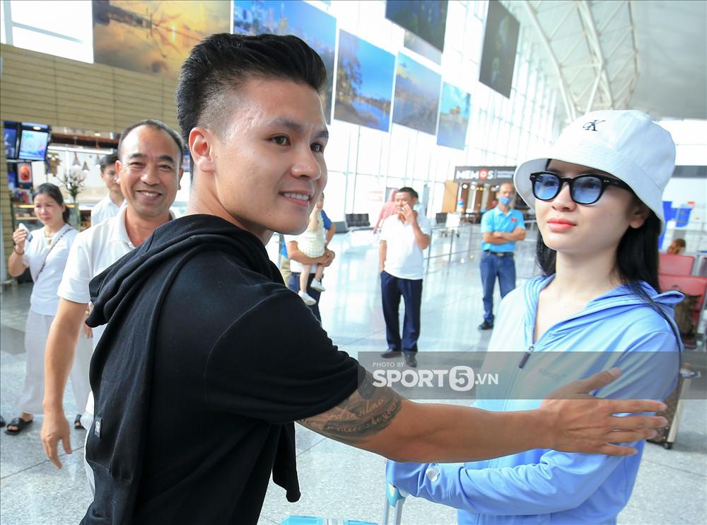 Quang Hải xuất ngoại, bịn rịn chia tay bạn gái Chu Thanh Huyền-7