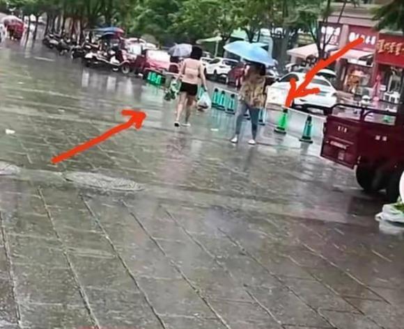 Ngán ngẩm người phụ nữ diện nội y, tung tăng ra phố mua đồ-1