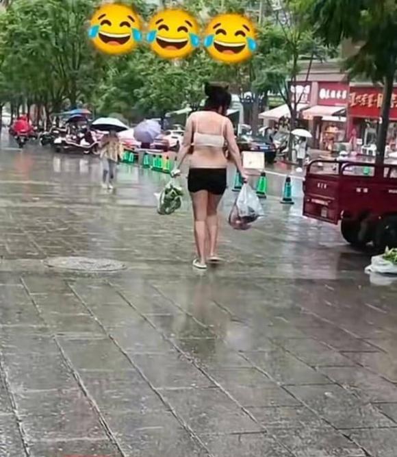 Ngán ngẩm người phụ nữ diện nội y, tung tăng ra phố mua đồ-2