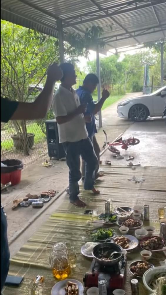 Đi hỏi cưới cho con, 2 người bố vỡ òa khi nhận ra danh tính sui gia-4