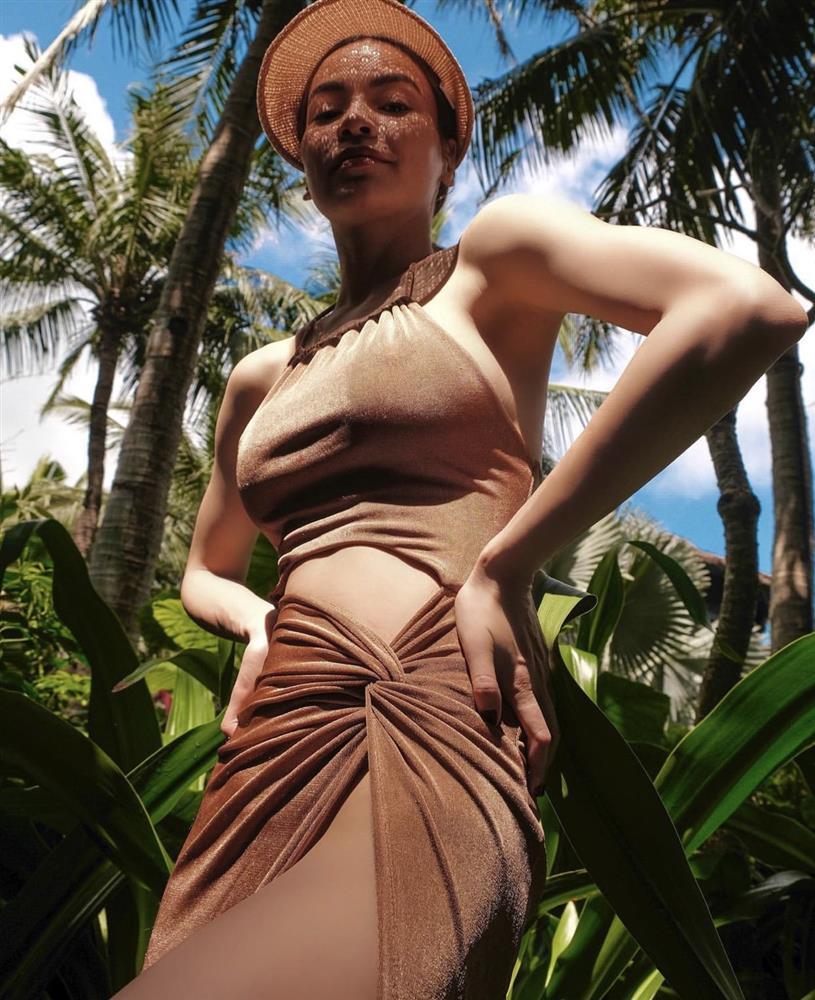 Hà Hồ mặc bikini nhỏ xíu khoe body nổi múi sầu riêng-8