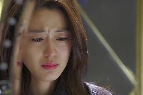 Con dâu cắt buồng trứng, mẹ chồng cho nhịn đói vì tội không đẻ được