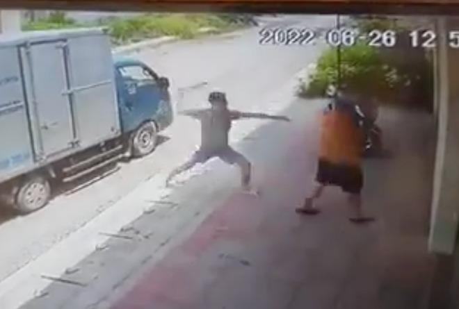 Tạm giữ nghi phạm chém liên tiếp cô gái 22 tuổi ở Hà Nội-1