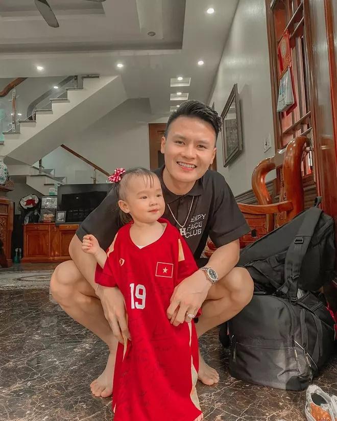 Quang Hải chăm cháu cực đảm, tương lai làm bố khéo lắm đây-5