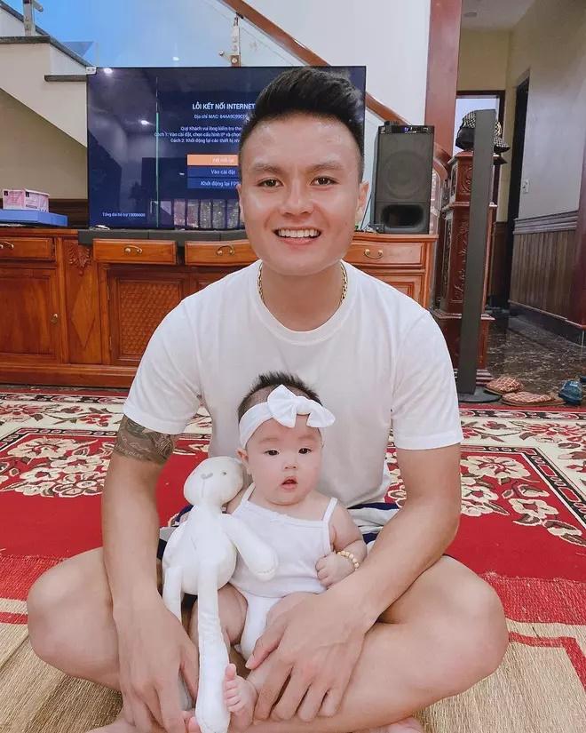 Quang Hải chăm cháu cực đảm, tương lai làm bố khéo lắm đây-6