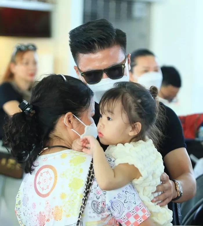 Quang Hải chăm cháu cực đảm, tương lai làm bố khéo lắm đây-3