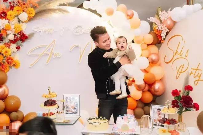 Quang Hải chăm cháu cực đảm, tương lai làm bố khéo lắm đây-8