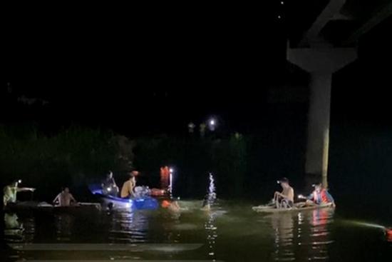 Hàng trăm người tìm kiếm 3 học sinh mất tích, để lại xe và điện thoại gần sông