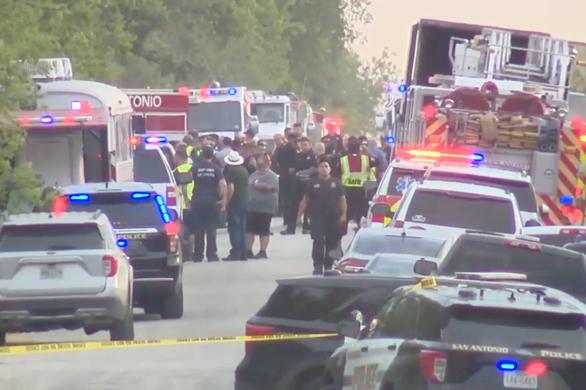 NÓNG: Phát hiện hơn 40 thi thể nghi là người di cư trong xe đầu kéo ở Mỹ-3